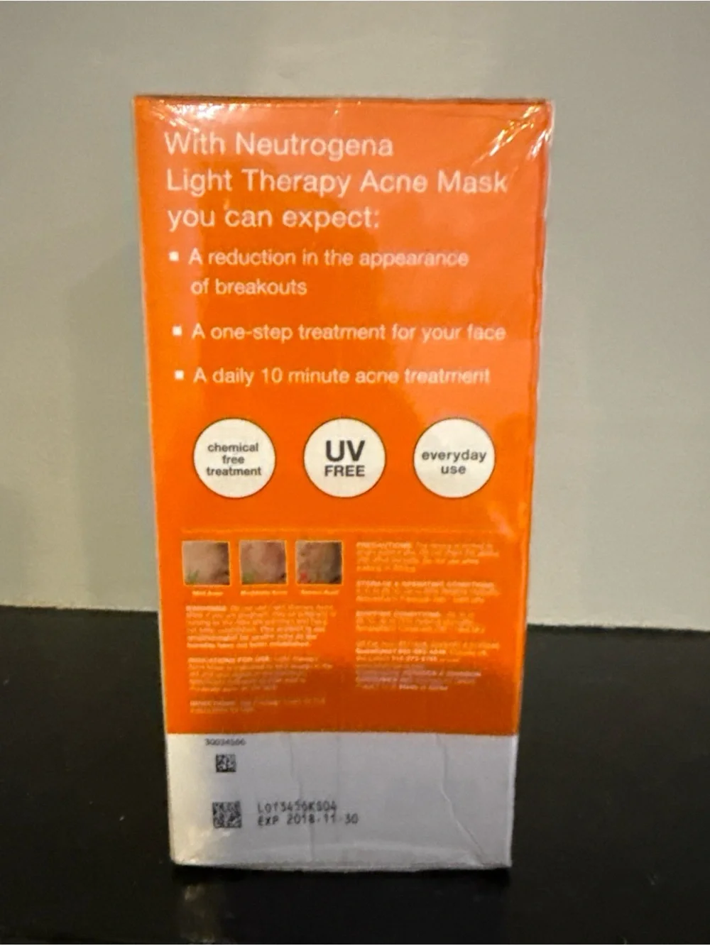 Neutrogena Light Therapy Acne Mask — White with Purple Accents